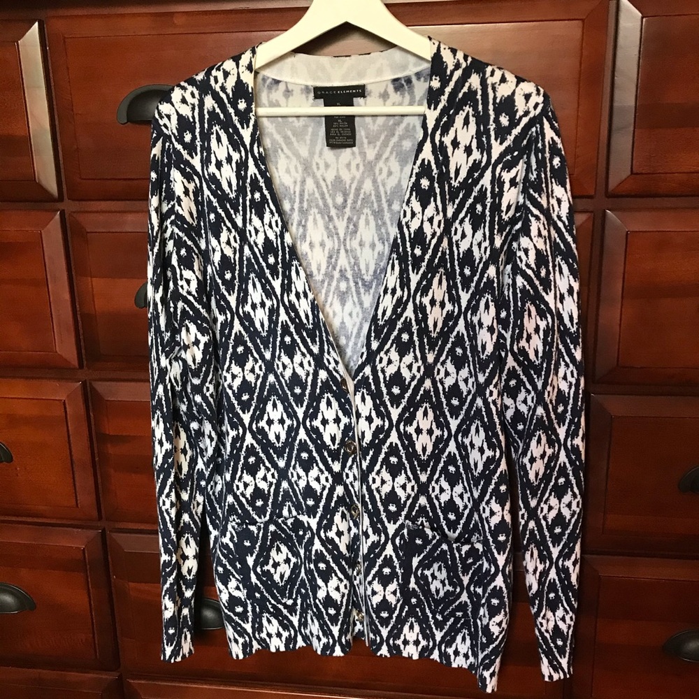 V-Neck toggle button cardigan